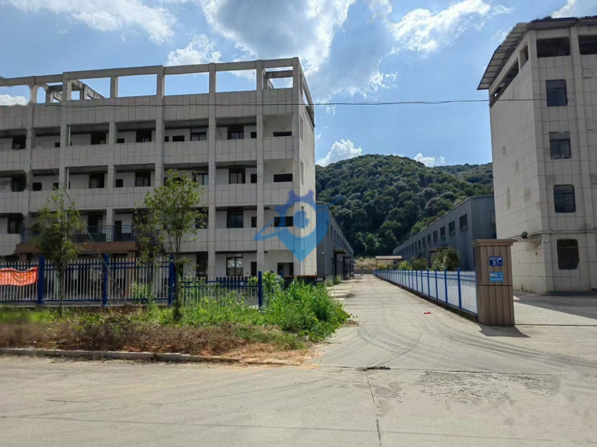 厂房出租．独门独院，占地面积10000平方米，建筑面积6240元，厂房155米。