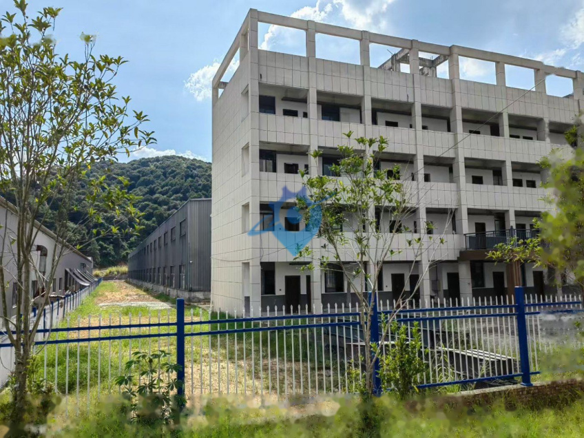 厂房出租．独门独院，占地面积10000平方米，建筑面积6240元，厂房155米。